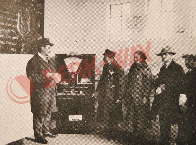 Foto storica bilancia postale berkel